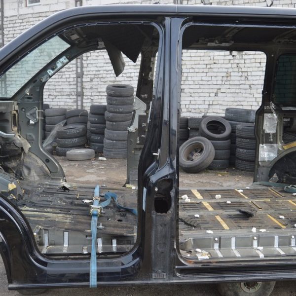 Стойка кузовная центральная левая VW Multivan T5 09-15 (01) черная 7H0809287A