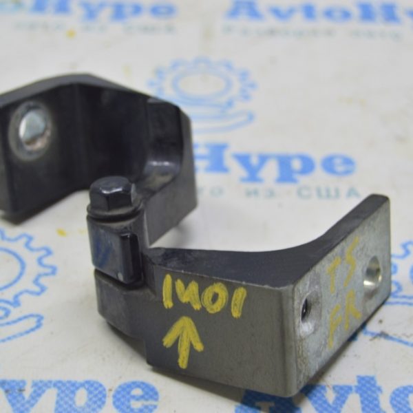 Петля двери верхняя перед прав VW Multivan T5 09-15 7E0831402B