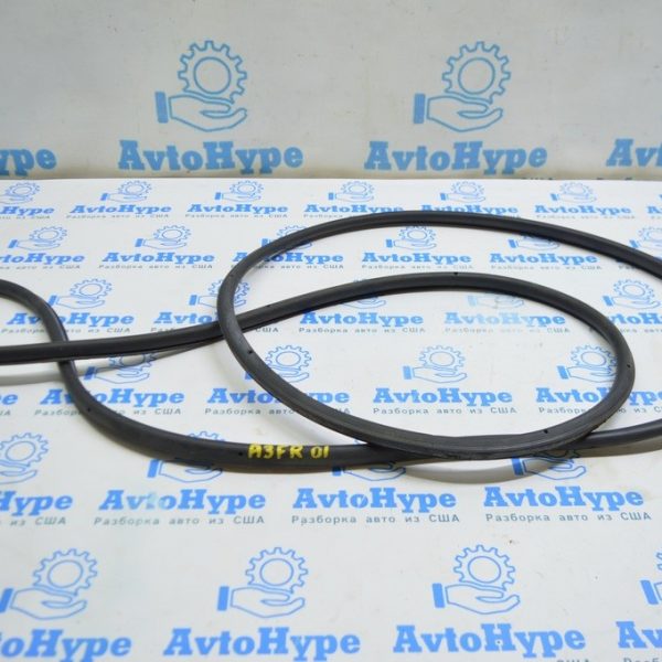 Уплотнитель двери передней правой Audi A3 8V 15-20 4d, 5d 8V5-837-912-C