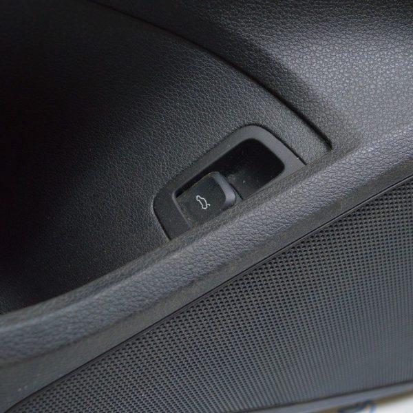 Кнопка открывания крышки багажника Audi A3 8V 15-19 черная 8V0-959-831 8V0-959-831