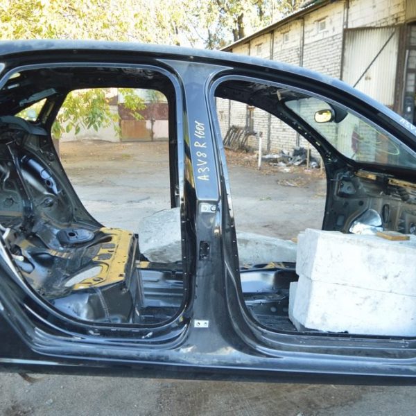 Стойка кузова центральная правая Audi A3 8V 15-20 4d, 5d, на кузове черная (01) 8V5-809-848