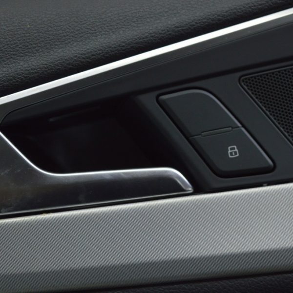 Кнопка центрального замка задняя левая Audi A4 B9 17- 8W0-962-107-B-5PR