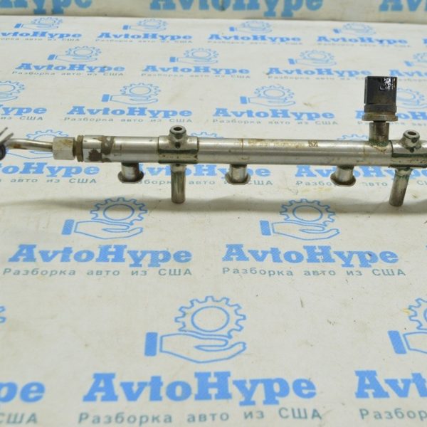 Топливная рейка Audi A4 B9 17-18 2.0T с датчиком 06L133317N