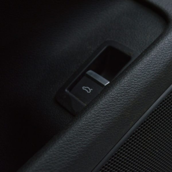 Кнопка открытия крышки багажника Audi A4 B9 17- 4M0-959-831-A-5PR