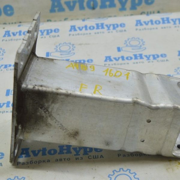Клык усилителя переднего бампера правый Audi A4 B9 17- 8W0807134A