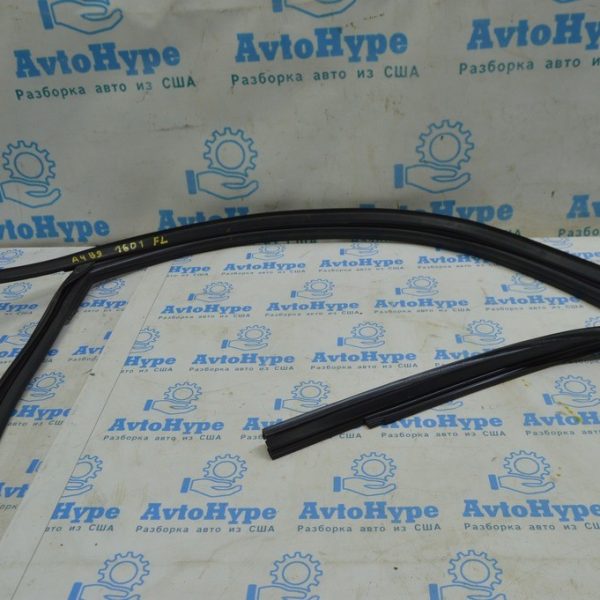 Уплотнитель стекла передний левый Audi A4 B9 17- мат 8W0837439D