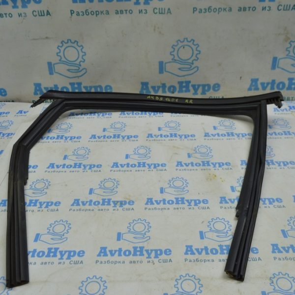 Уплотнитель стекла задний правый Audi A4 B9 17- мат 8W5839440D
