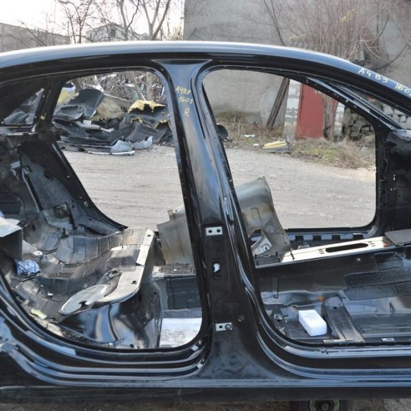 Стойка кузова центральная правая Audi A4 B9 17- 8W5809848