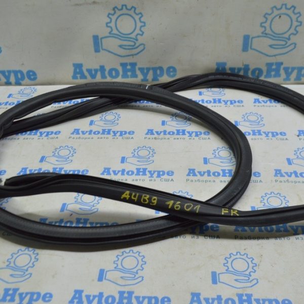 Уплотнитель дверного проема передний правый Audi A4 B9 17- 8W0831721C