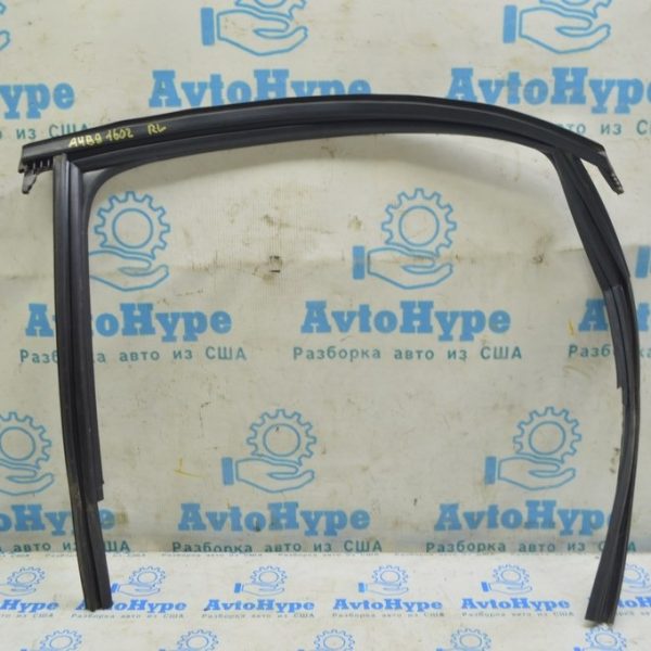 Уплотнитель стекла задний левый Audi A4 B9 17- 8W5839439D