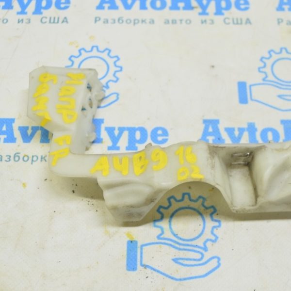 Крепление переднего бампера на крыле правое Audi A4 B9 17-19 белое 8W0807284