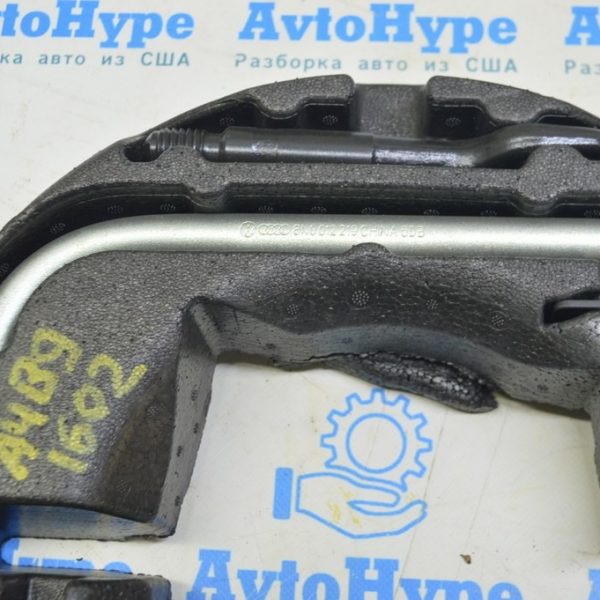 Монтажная лопатка заднего фонаря Audi A4 B9 17- 8T0012259