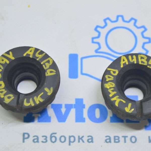 Кронштейн радиатора нижний левый Audi A4 B9 17- 2.0T резина 4M0-121-275-A