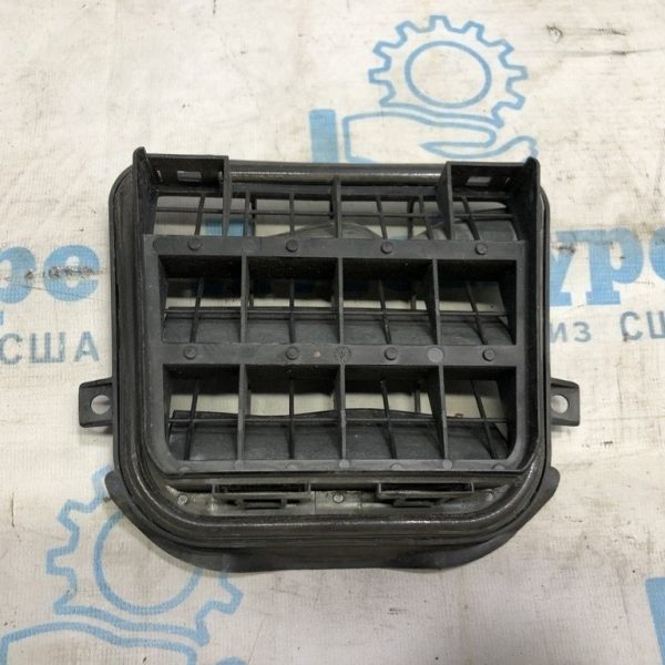 Щиток вентиляции правый Audi A4 B8 08-16 8K0819161C