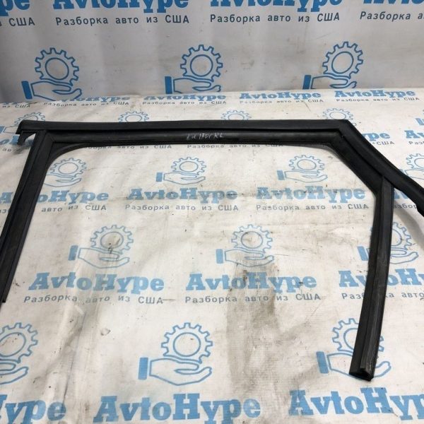 Уплотнитель стекла зад лев Audi A4 B8 08-16 седан 8k5-839-439-g