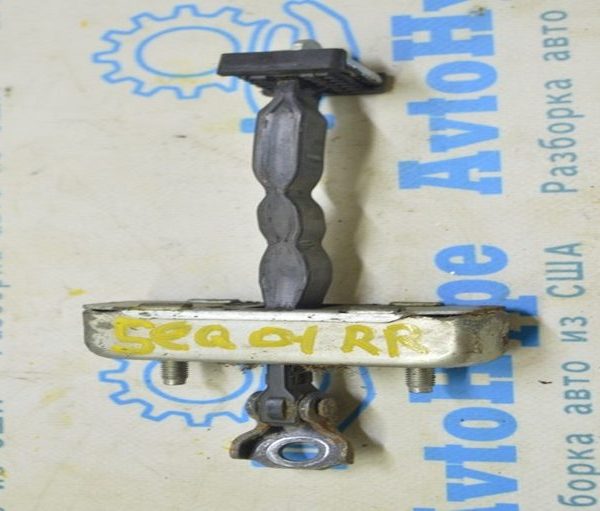 Ограничитель двери зад прав Toyota Sequoia 2008-2022 68610-0C023