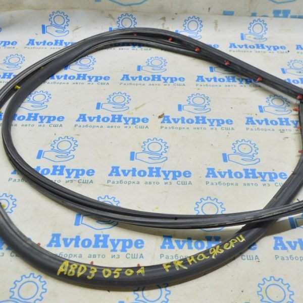 Уплотнитель двери перед прав Audi A8 D3 03-09 4E0837912L