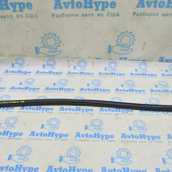 Уплотнитель стекла внутренний центр перед прав Audi A8 D3 03-09 4E0837839