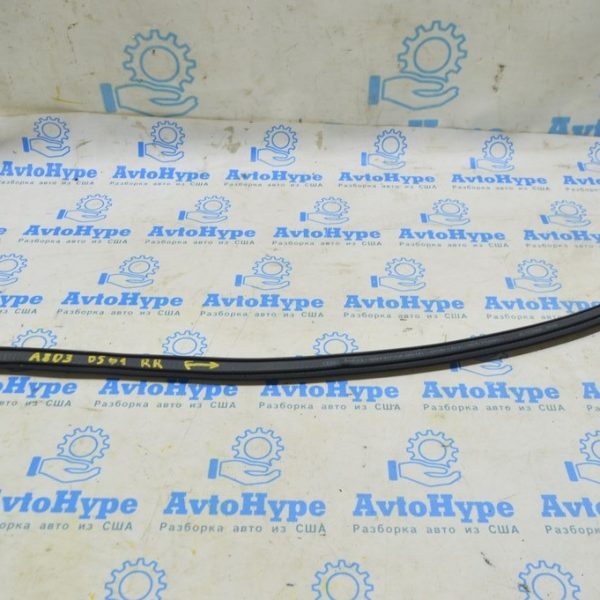 Уплотнитель стекла центр зад прав Audi A8 D3 03-09 4E0837439