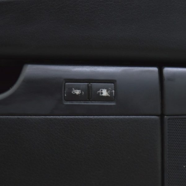 Кнопки открытия багажника и бензобака перед лев Audi A8 D3 03-09 (01) потерты 4E0959831  5PR