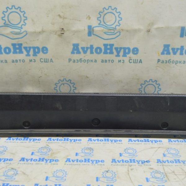 Накладка проема багажника центр Audi A8 D3 03-09 черн (01) царапины 4E0863471B 01C