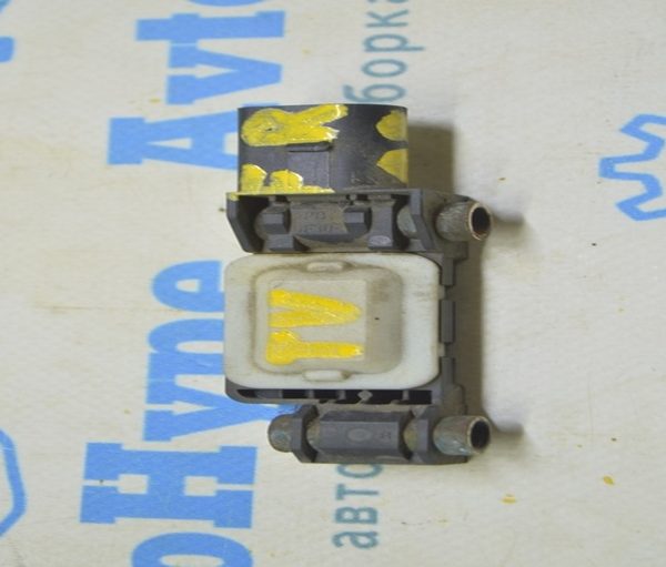 Датчик подушки безопасности перед прав Audi A8 D3 03-09 на телевизоре 8E0959651B