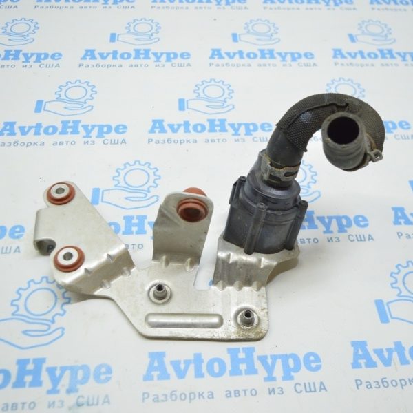 Помпа водяная дополнительная (пластиковая) третья Audi A8 D4 10-17 059121012A