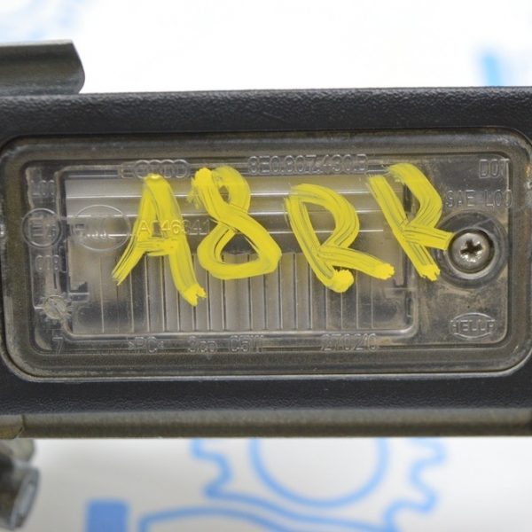 Подсветка номера правая Audi A8 D4 10-17 8E0827657H