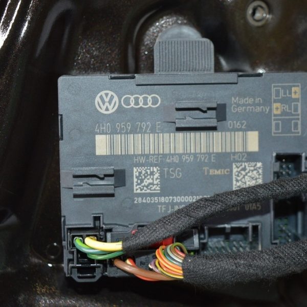 Блок управления дверью перед прав Audi A8 D4 10-17 (01) 4H0959792E