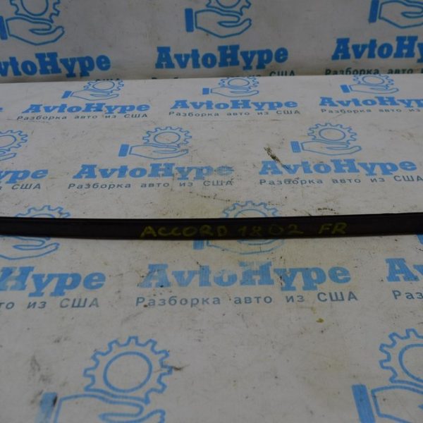 Молдинг лобового стекла прав Honda Accord 18- 73152-TVA-A01