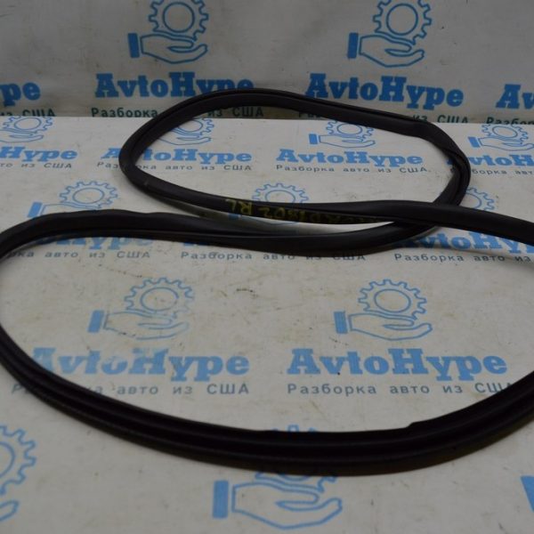Уплотнитель дверного проема зад лев Honda Accord 18- 72855-TVA-A01