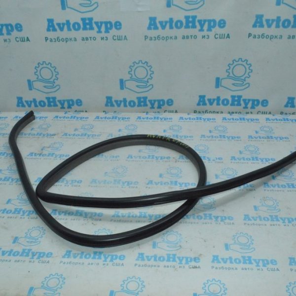 Уплотнитель дверного проема перед прав Toyota Avalon 05-12 62311-AC071-B1