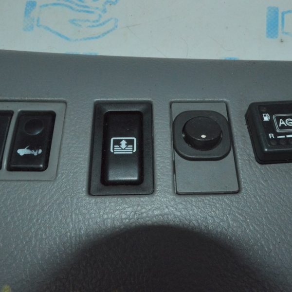 Кнопки на накладке торпеды центральной левой Toyota Avalon 05-12 55475-07040-E0