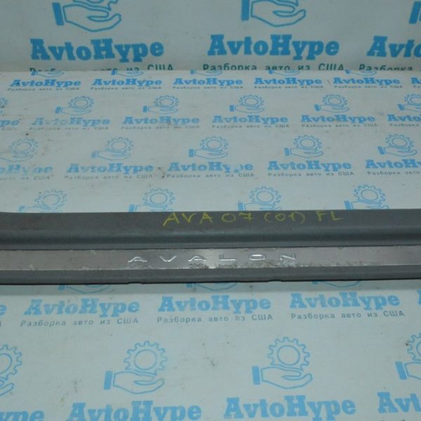 Накладка порога перед лев Toyota Avalon серая 05-12 с надписью (01) вздулась 67927-AC020