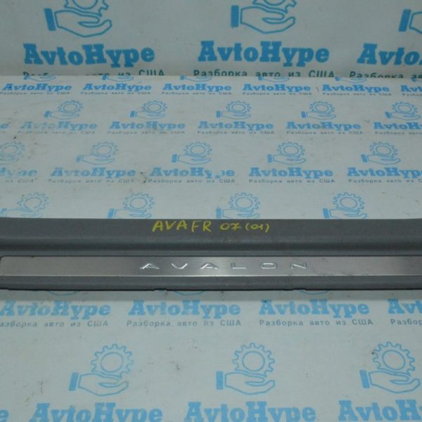 Накладка порога перед прав Toyota Avalon серая 05-12 с надписью 67927-AC020