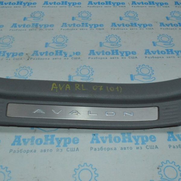 Накладка порога зад лев Toyota Avalon серая 05-12 с надписью 67944-AC020