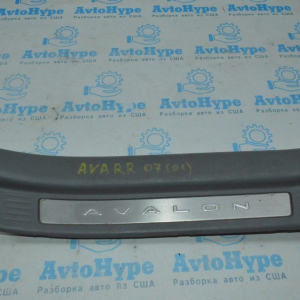 Накладка порога зад прав Toyota Avalon серая 05-12 с надписью 67943-AC020