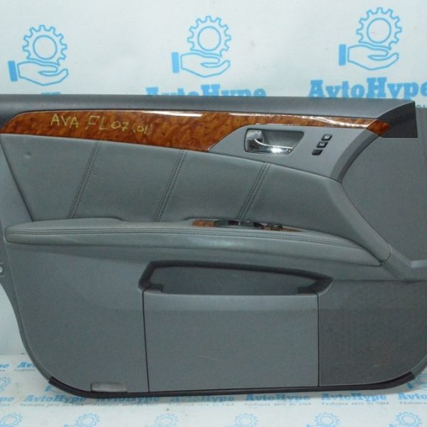 Обшивка двери (карточка) перед лев Toyota Avalon 05-12 серая с коричн.деревом (01) 67620-AC220-B1