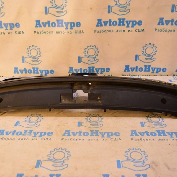 Уплотнитель капота на бампере VW Passat b8 USA 561823707A