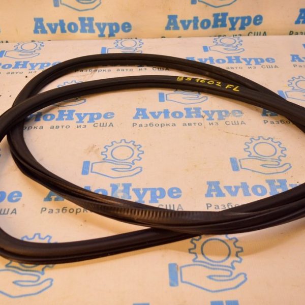 Уплотнитель дверного проема перед лев VW Passat b8 USA 561867911A