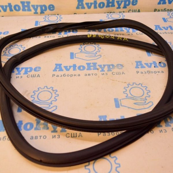 Уплотнитель дверного проема зад прав VW Passat b8 USA 561867914E