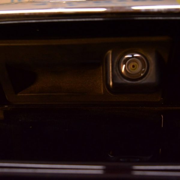 Камера заднего вида с ручкой и кнопкой открывания багажника VW Passat b8 USA (02)  561827566D
