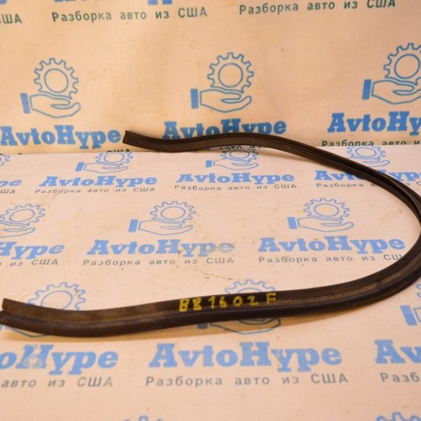 Уплотнитель решетки дворников центр VW Passat b8 USA 3G0823723