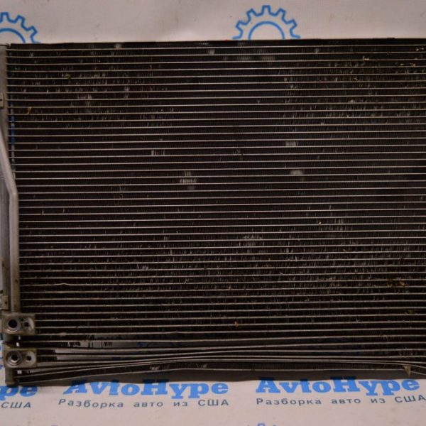 Радиатор кондиционера (конденсер) VW Passat b8 USA (02) замят снизу 561-820-411-C