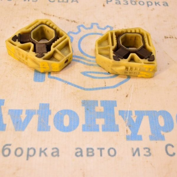 Опора крепления радиатора прав VW Passat b8 USA 1K0-121-367-P