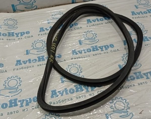 Уплотнитель дверного проема зад прав Chrysler 200 15-17 68144971AB