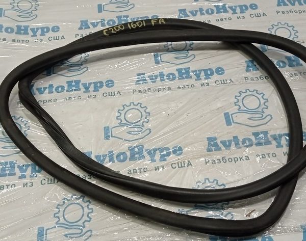 Уплотнитель дверного проема перед прав Chrysler 200 15-17 68145007AB