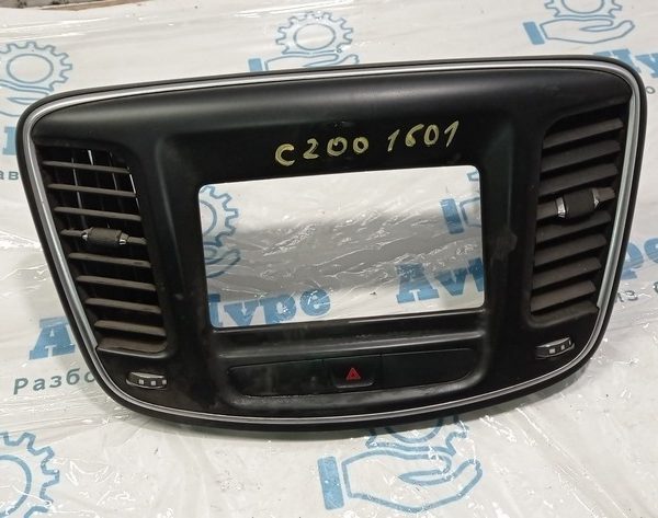 Накладка передней панели Chrysler 200 15-17 черная 5SS16DX9AA