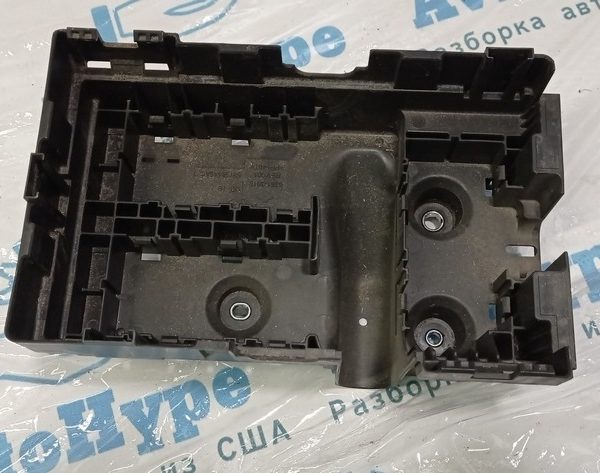 Корпус блока предохранителей подкапотный Chrysler 200 15-17 68158445AC