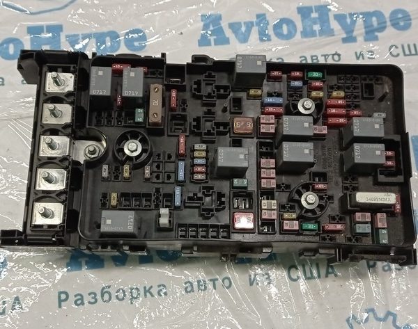 Блок предохранителей подкапотный Chrysler 200 15-17 2.4 68263031AC